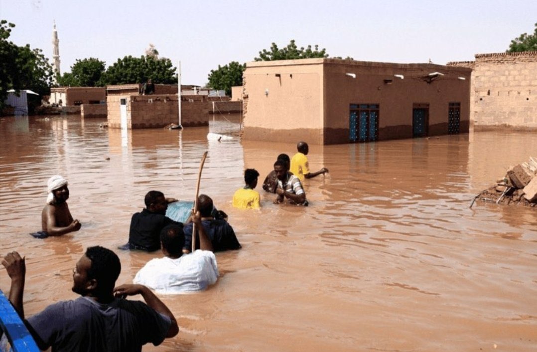 AhmedBinsalem's tweet photo. حسب أحدث تقارير نشرات الأخبار، أن كارثة الفيضانات في #السودان دمرت عشرات الألاف من المنازل في أكثر من 16 ولاية، وهي حالة لم تمر على #السودان منذ أكثر من 100 عام.

الصور.. أبلغ من الكلام.

 #من_قلبي_سلام_للخرطوم https://t.co/VvTXER7hcE