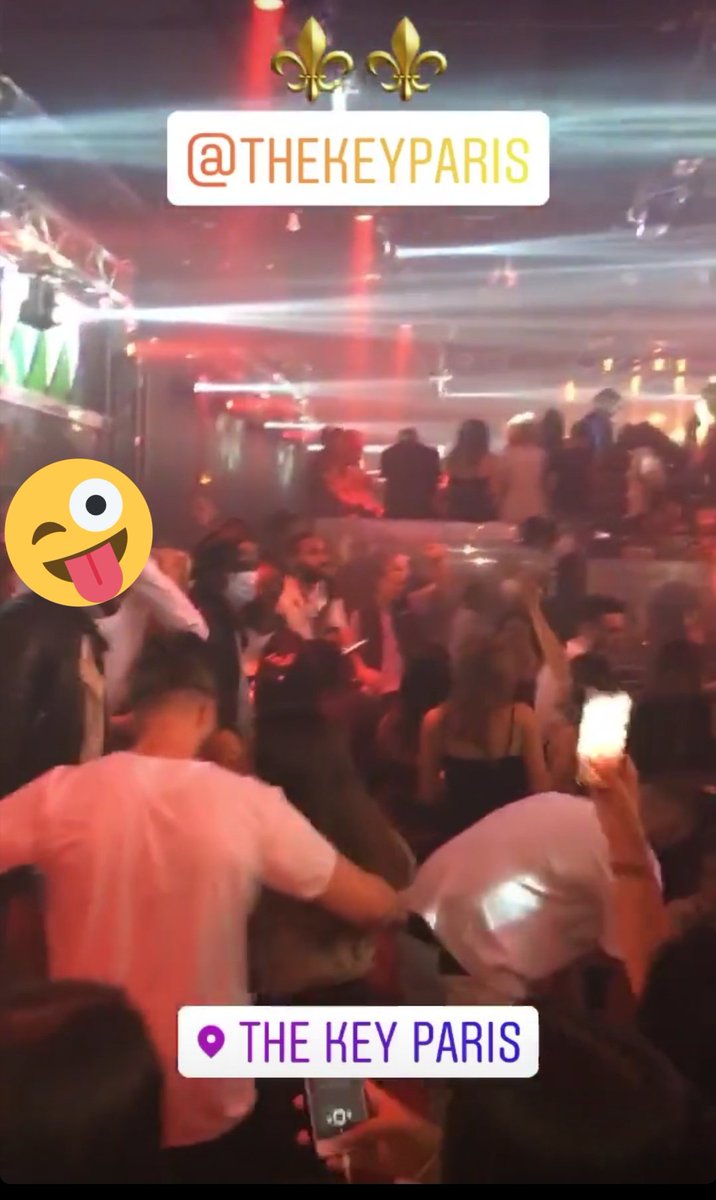 vincentglad's tweet photo. Vous pensiez que les discothèques étaient fermées en France ? Samedi soir dans un club du 9e arrondissement. https://t.co/KR0pT8cNnU