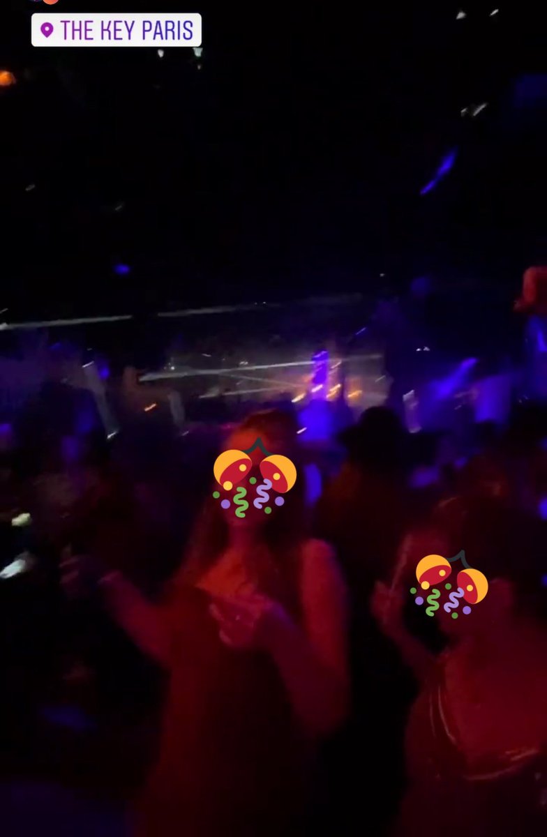 vincentglad's tweet photo. Vous pensiez que les discothèques étaient fermées en France ? Samedi soir dans un club du 9e arrondissement. https://t.co/KR0pT8cNnU