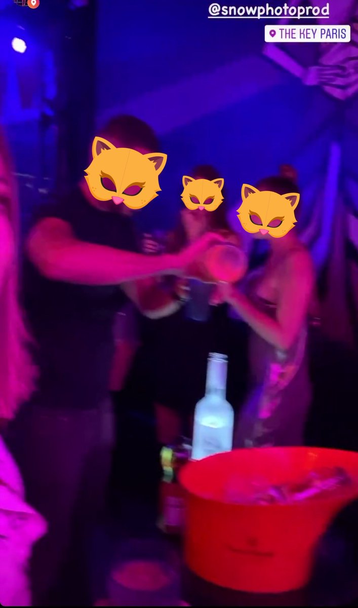 vincentglad's tweet photo. Vous pensiez que les discothèques étaient fermées en France ? Samedi soir dans un club du 9e arrondissement. https://t.co/KR0pT8cNnU