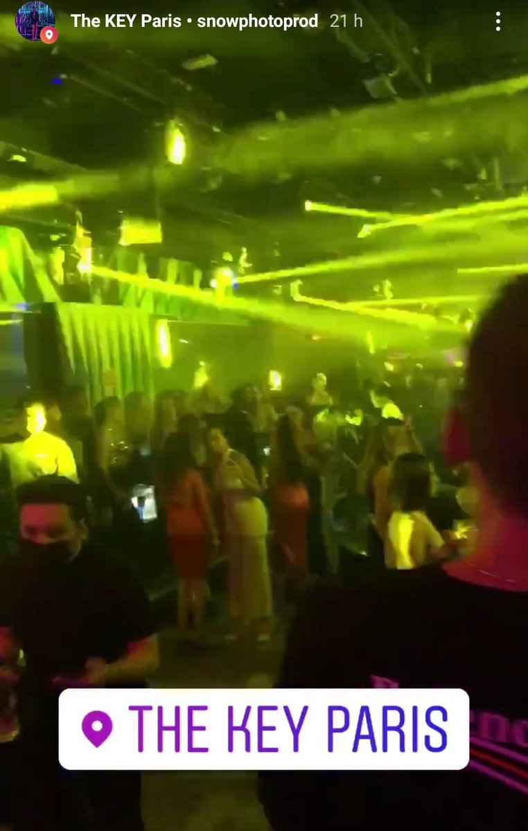vincentglad's tweet photo. Vous pensiez que les discothèques étaient fermées en France ? Samedi soir dans un club du 9e arrondissement. https://t.co/KR0pT8cNnU