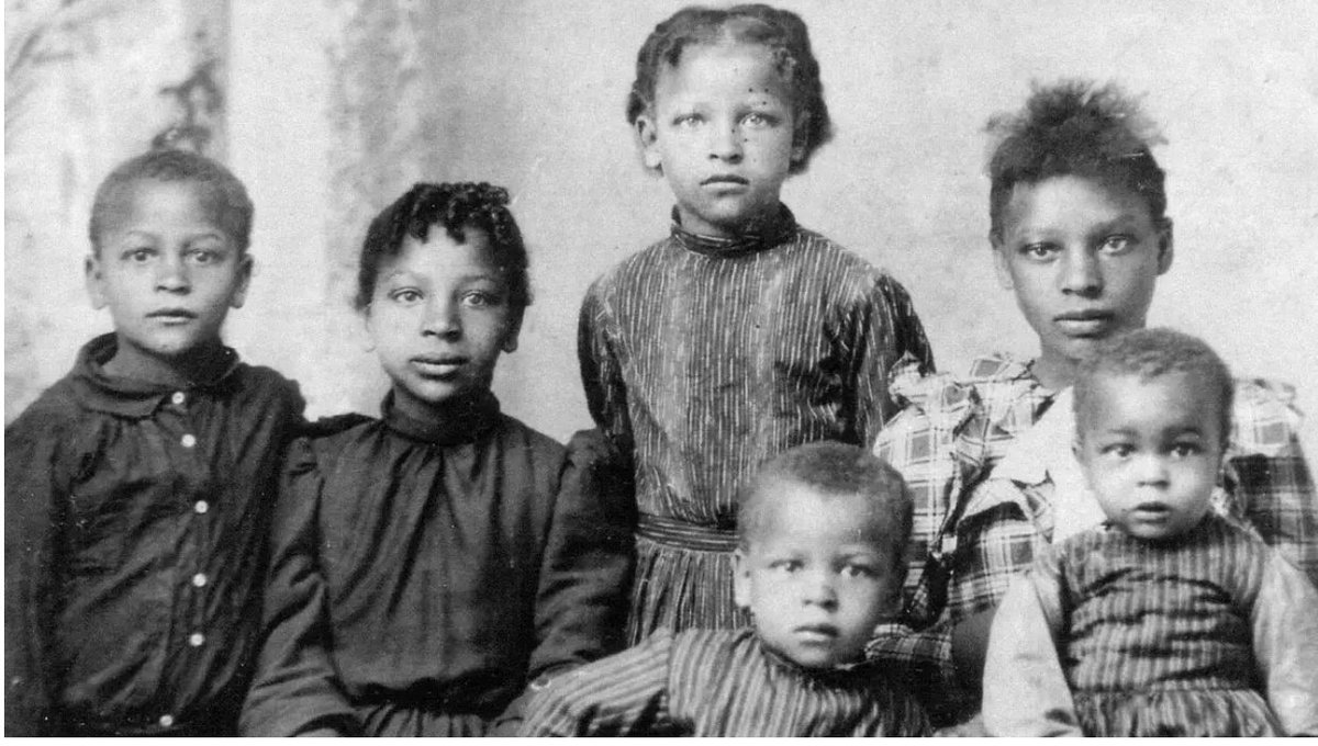  #thread: The erasure of the Black, Brown, and Indigenous people of Forsyth County + Lake Lanier starts long before the destruction of Black-owned Forsyth.Pictured: Children of the Brown family, expelled from Forsyth in 1912. (Photo Credit: Charles Grogan)