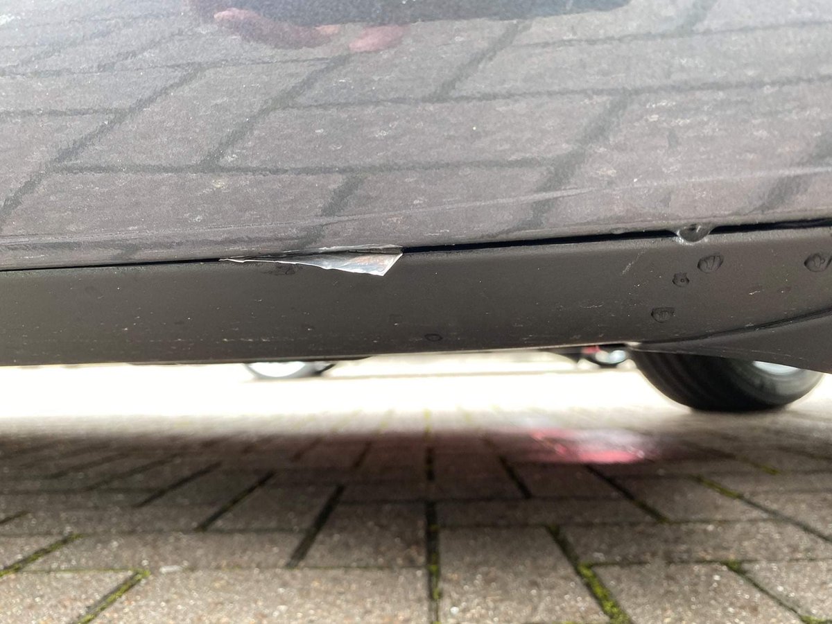 grumpydad80's tweet photo. @elonmusk is this an acceptable way to deliver a new car to a customer?  You're NO LONGER a new company&amp;you produce >5000 cars/week.Less time spent on silly car games&amp;more time spent on quality control is needed NOW. @FullyChargedShw #Tesla @ITVTonight @GinnyBuckley @ITV @Tesla https://t.co/Yw0o9533XZ
