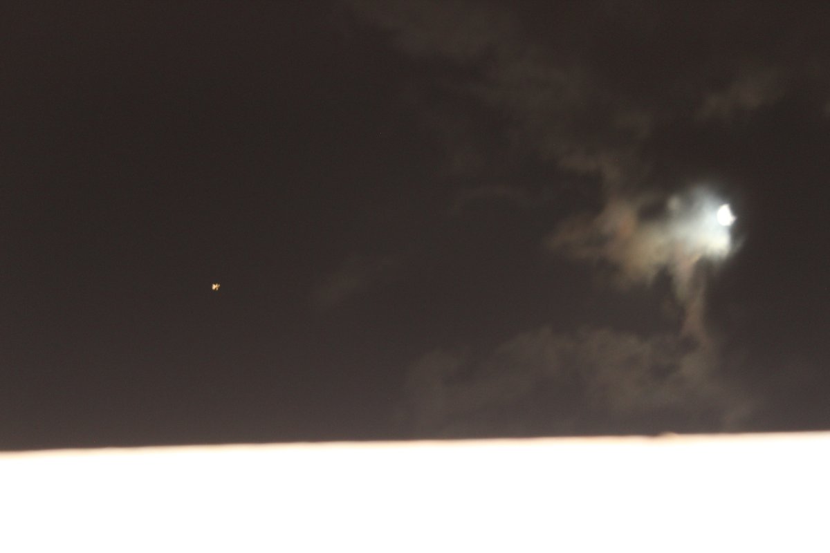 Scripts_forever's tweet photo. @UFOchronpodcast Yes in colour, I'm posting the best photo I could take with my Canon EOS 1200D, as you can see there are the Moon and that other object. I tried my best to not to move the camera while shooting. #uso #sky #moon https://t.co/9oUmEaI90F
