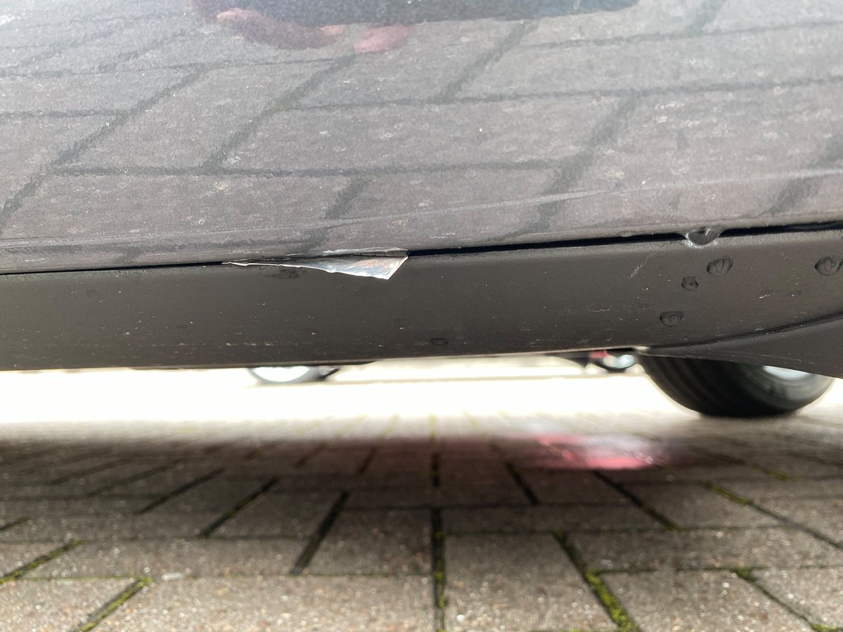 TheMaccGooner's tweet photo. @elonmusk is this an acceptable way to deliver a new car to a customer?  You are NO LONGER a new company &amp; you produce >5000 cars/week.  Less time spent on silly car games &amp; more time spent on quality control is needed NOW. @FullyChargedShw #Tesla @ITVTonight @GinnyBuckley @ITV https://t.co/JPVK6bSYaX