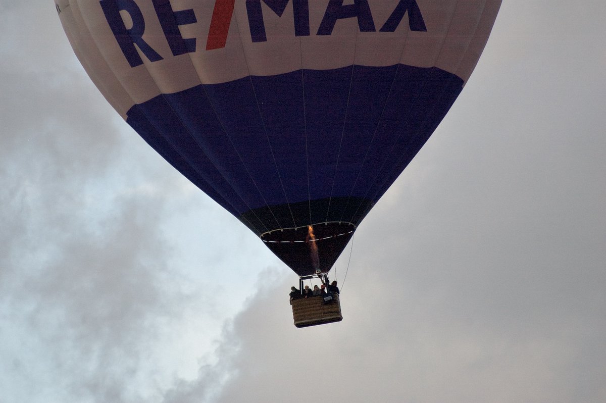VictorAlberts's tweet photo. Luchtballon RE/MAX vanavond rond 19.30 uur boven #Egmond en #Heiloo https://t.co/tpLtn6NNiU