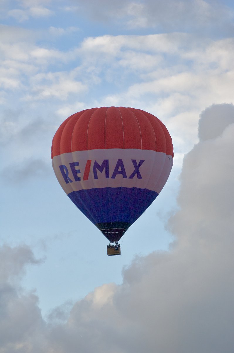 VictorAlberts's tweet photo. Luchtballon RE/MAX vanavond rond 19.30 uur boven #Egmond en #Heiloo https://t.co/tpLtn6NNiU