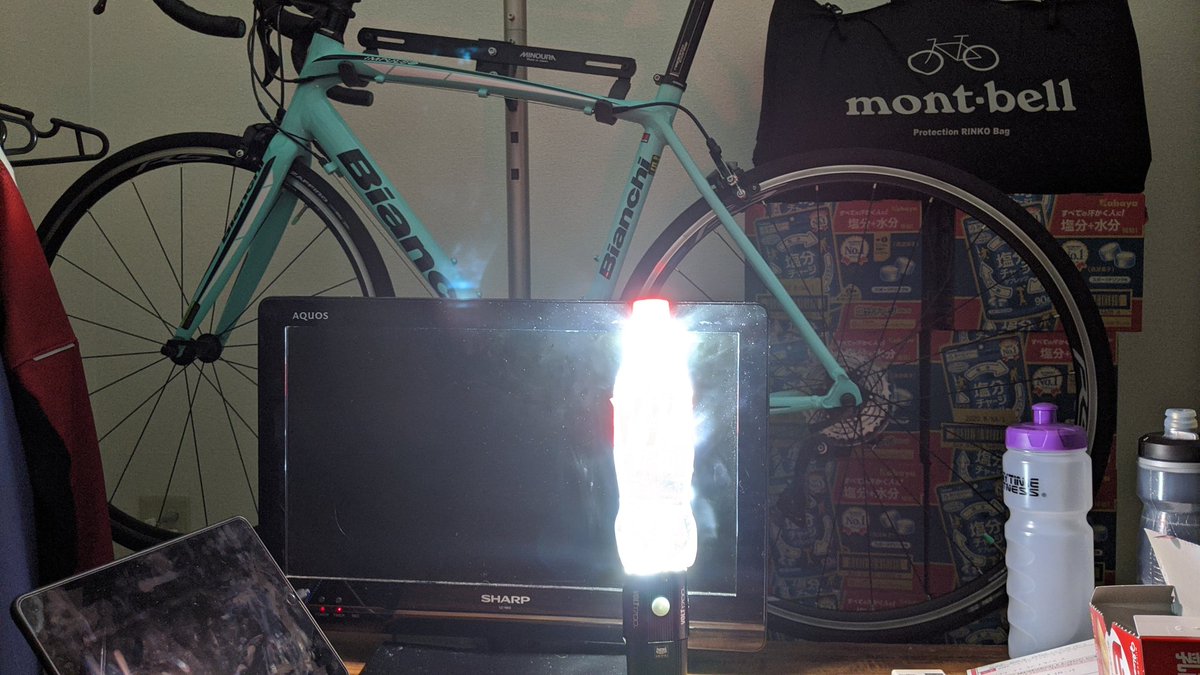 グレイ 自転車用最強ライトで簡易ランタンを作ってみた 画像は明るいですが部屋の明かりを消し自転車用ライトで照らしています 福岡台風 福岡市 台風 台風10号 グレイ 自転車用最強ライトで簡易ランタンを作ってみた 画像は明るいですが部屋の明かりを消し自転車用ライトで照らしています 福岡台風 福岡市 台風 台風10号