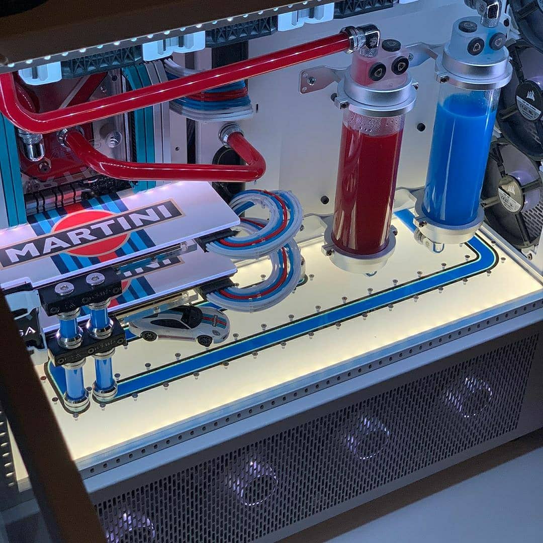 V1Tech's tweet photo. Thee Porsche Martini Racing themed build by @jesushoovy is incredible! At the center of his build he's featuring two perfectly themed Custom Design Backplates. Customize yours today 15% off with code memorialday2020 at https://t.co/fD9z9l9G9D! https://t.co/uw8UeD35kF