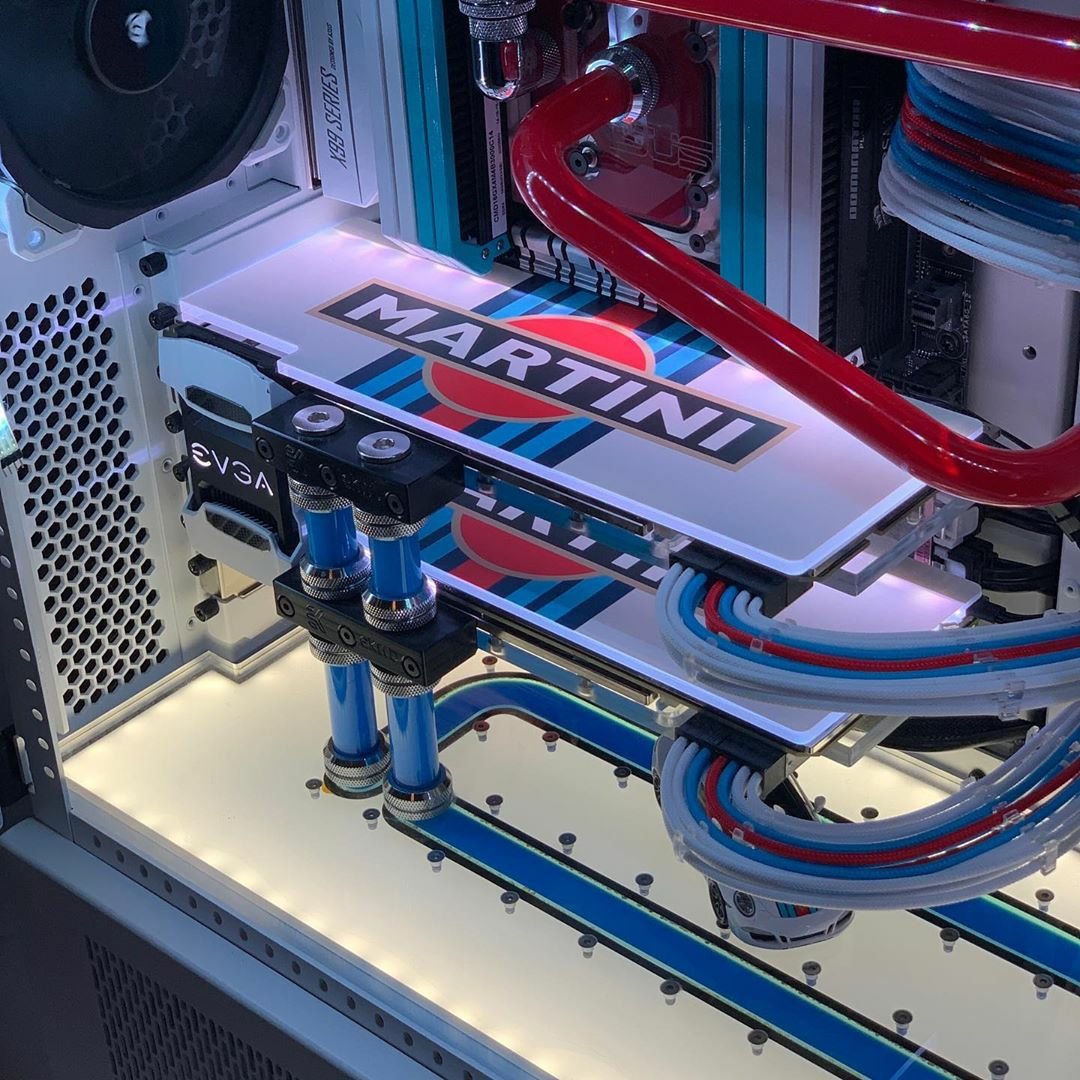 V1Tech's tweet photo. Thee Porsche Martini Racing themed build by @jesushoovy is incredible! At the center of his build he's featuring two perfectly themed Custom Design Backplates. Customize yours today 15% off with code memorialday2020 at https://t.co/fD9z9l9G9D! https://t.co/uw8UeD35kF