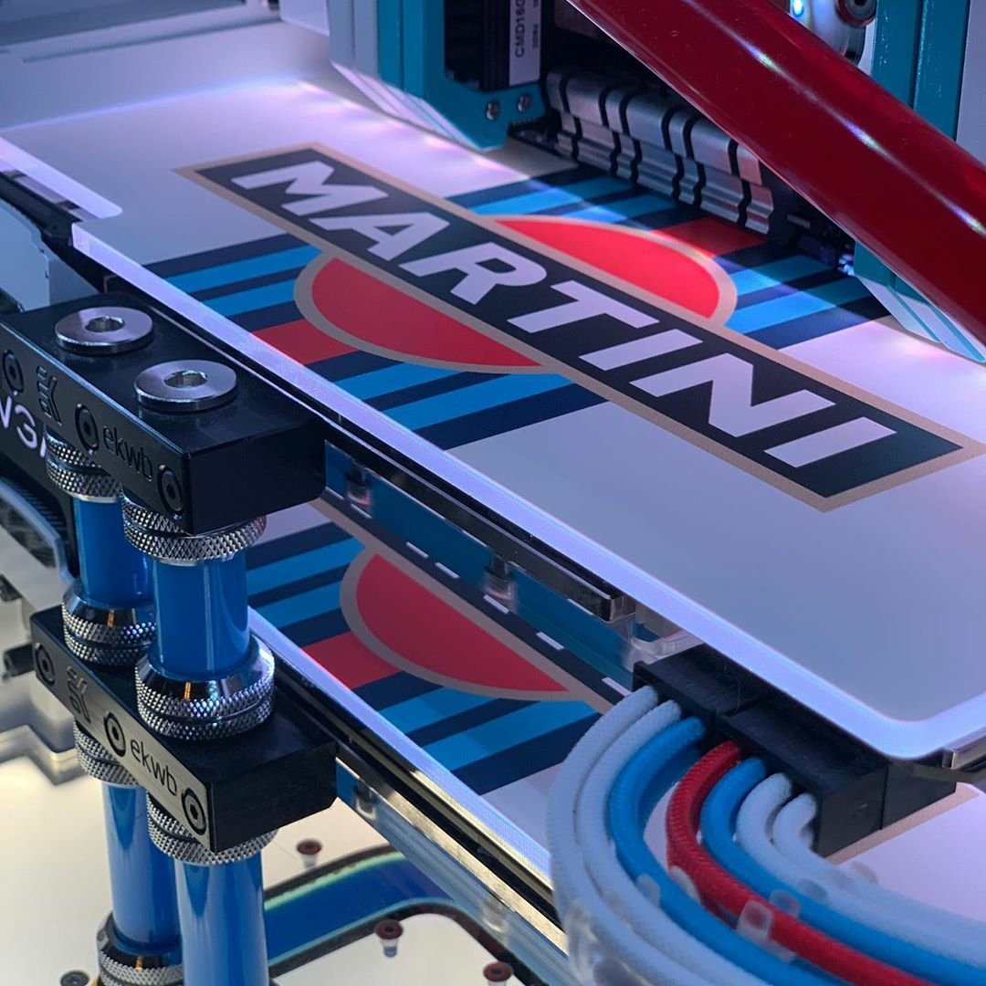V1Tech's tweet photo. Thee Porsche Martini Racing themed build by @jesushoovy is incredible! At the center of his build he's featuring two perfectly themed Custom Design Backplates. Customize yours today 15% off with code memorialday2020 at https://t.co/fD9z9l9G9D! https://t.co/uw8UeD35kF