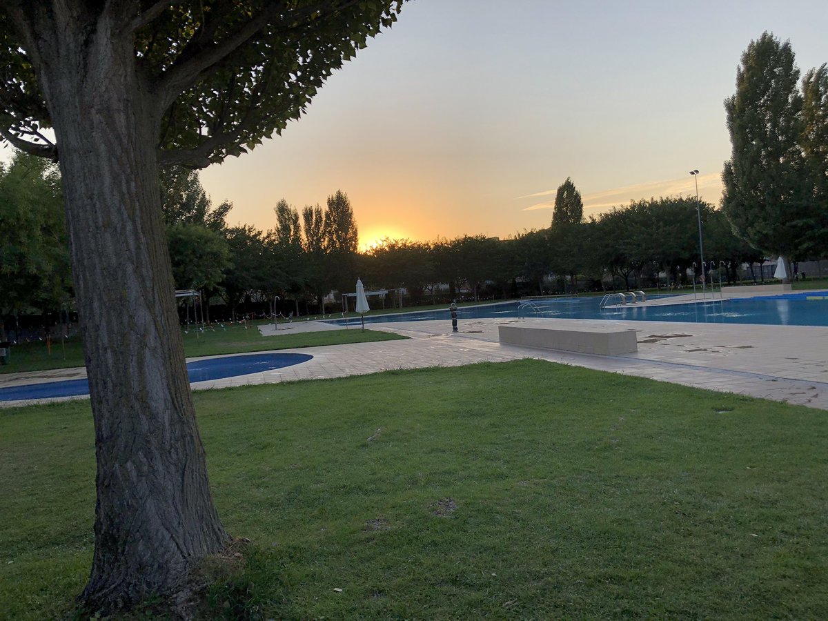 xrocacros's tweet photo. No sé ....s’acabat l’estiu , és tanquen les #piscinesmunicipals i potser una etapa important , això ho veurem en uns mesos, o no ... #Sensacions contraposades. Habia de posar l’última posta de sol #SomDePonent #LoBarDeLesPiscines #Tàrrega https://t.co/JiISQO6Yjk