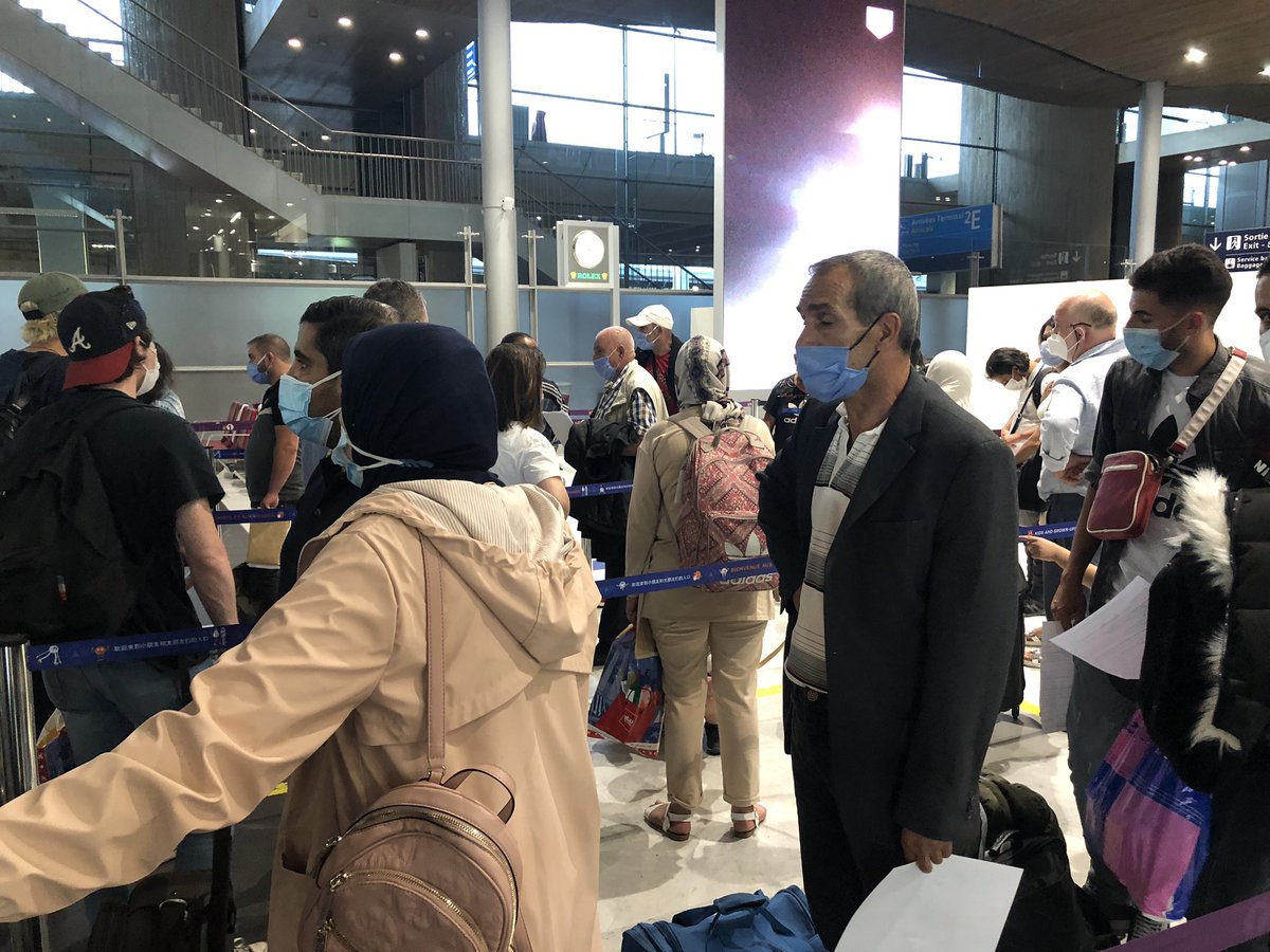 egourrier_pro's tweet photo. Une honte absolue voici comment sont faits les tests à CDG 200 personnes à touche touche dans un hangar sans aucune distanciation... @ParisAeroport @EmmanuelMacron @AirFranceFR une honte !!!! https://t.co/F8aUwuVa2v
