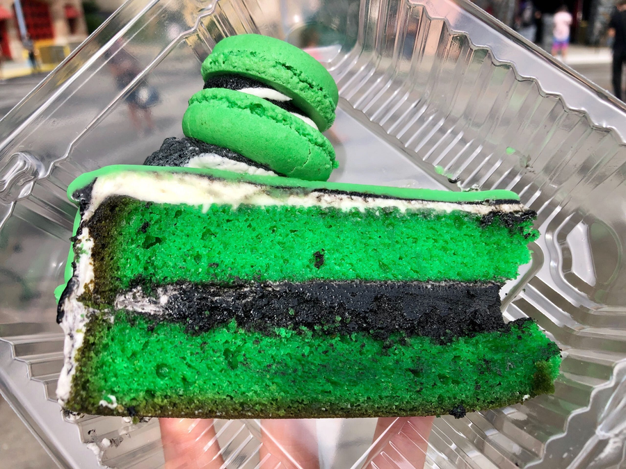 UniNewsToday's tweet photo. REVIEW: Halloween Confetti Cake from the Halloween Horror Nights Tribute Store at Universal Studios Florida

https://t.co/HROFHKJ7O7 https://t.co/3rpuVJzBB7
