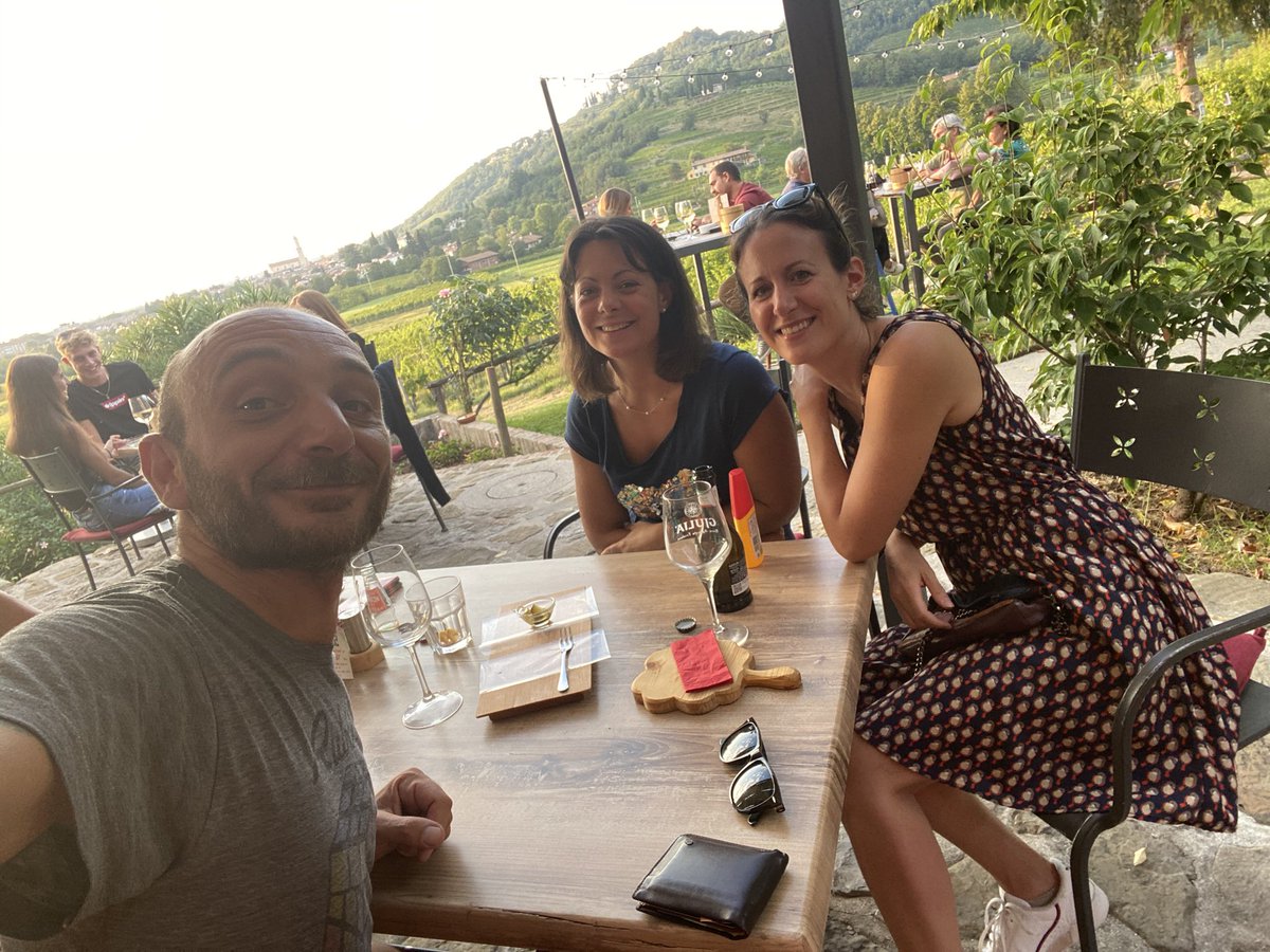 centochilometri's tweet photo. Con i miei due angeli custodi del Friuli Venezia Giulia, senza le quali la guida sarebbe solo un mucchio di fogli e parole. @Giulia3006 @lindamarcuzzi #LPinFVG https://t.co/lwV7PMraHC