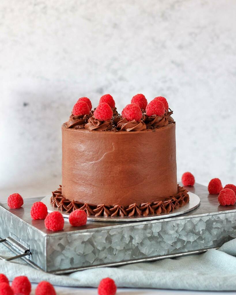 AliceBakery_es's tweet photo. Tarta de vainilla rellena de crema de frambuesa.
Gracias una vez más @judithrolanromero ❤️😘.
•
•
•
#cumpleaños #happybirthday #tartadecumpleaños #vainilla #vainillacake  #raspberry #frambuesa #blueberry #chocolate #foodphotography #foodphoto #foodp… https://t.co/waBsE3fVr1 https://t.co/uCpqAESSEg