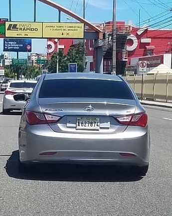 PatriciaMunozA's tweet photo. Este carro acaba de robarle a una muchacha en la Kennedy. 1:40pm. Le robaron la cartera y luego la tiraron a la calle y se dieron a la fuga. https://t.co/LvbYXaTC5y