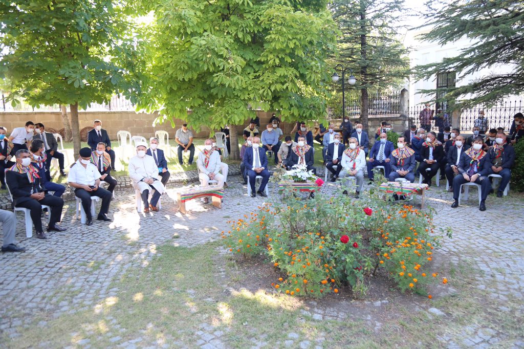 Vali Ali Çelik, Hayme Ana’yı Anma ve Göç Şenlikleri’ne katıldı. 

Ertuğrul Gazi'nin annesi, Osmanlı Devleti’nin kurucusu Osman Gazi'nin ninesi, Hayme Ana (Devlet Ana) için Kütahya'nın Domaniç ilçesine bağlı Çarşamba Köyündeki kabri başında bu yıl 739. kez anma töreni düzenlendi.