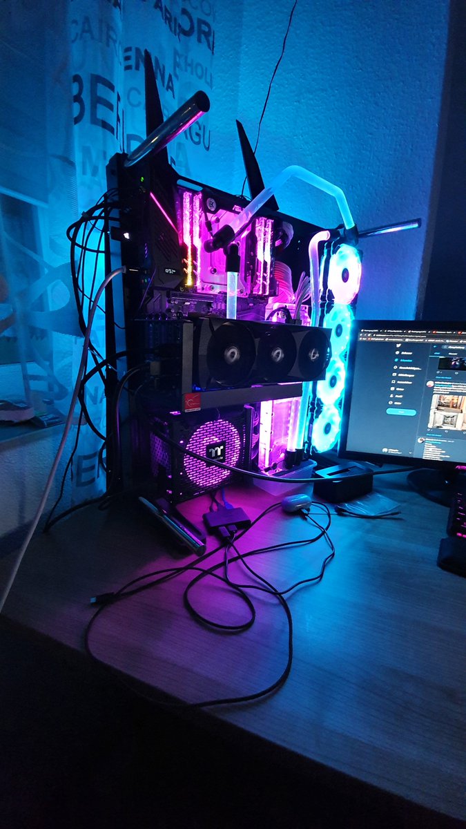 MarcusPtter1's tweet photo. #setupfuermonty TR4 2960x / 2070s bald 3090 / 64GB RAM / 2x M.2 Samsung evo plus 1 TB / 10 TB HDD SG IW https://t.co/5MwRgUSGaR