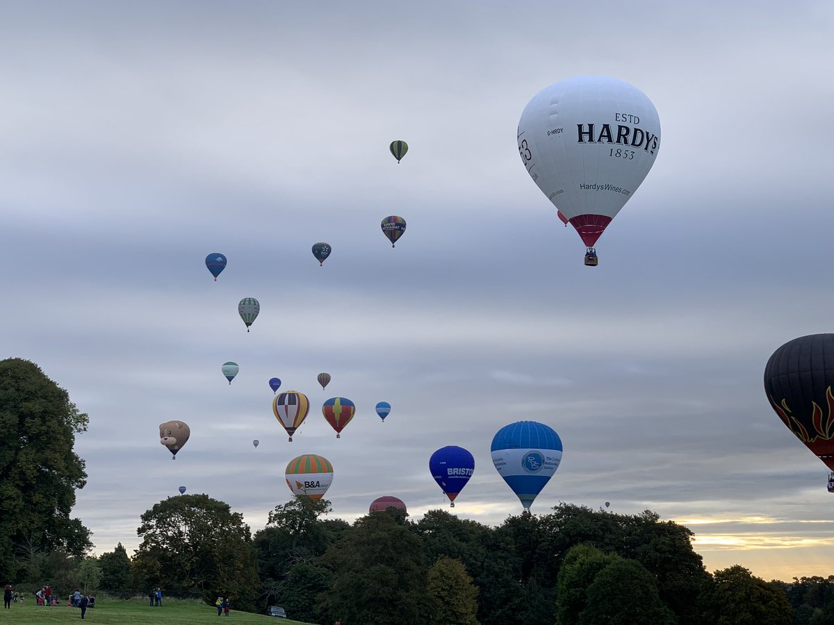 flyingenterp's tweet photo. Our @HardysWineUK Balloon this morning, flying key workers in thanks for their tireless efforts. 50 key workers took to the sky in 30 balloons - Thank you! 🌈 #HiddenHeroes #keyworkerballoonflight https://t.co/oufpNwjFc3