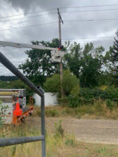 AnoukKendall's tweet photo. @ENMAX thank you for responding to this little Sylvester stuck on the distribution pole. Wouldnβt have been such a happy ending without your help! #Compassion4all https://t.co/UL22sjsSpJ
