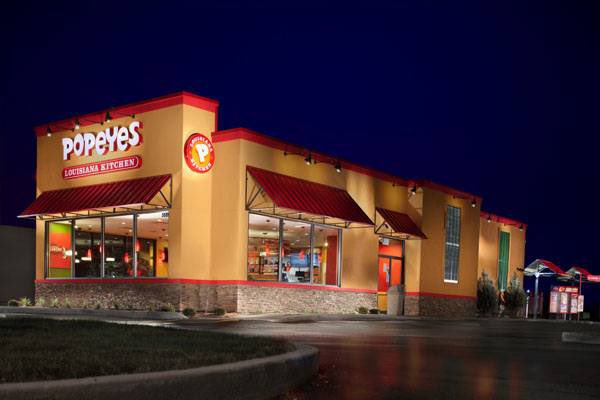 DMVBlackLives's tweet photo. Last night, Stephanie, a Black woman was brutalized, maced while in handcuffs, punched in the face by a Special Police Officer in front of her children while picking up an order at the @PopeyesChicken at 1701 Ritchie Station Ct., Capitol Heights MD 20743

THIS WONT BE TOLERATED! https://t.co/SwaJFovDOC