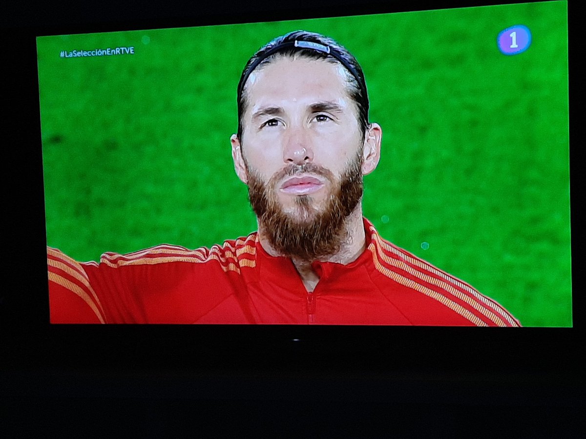 As_TomasRoncero's tweet photo. Pelos de punta con nuestro himno. Vamos España!!! https://t.co/lTbsYWk0uR