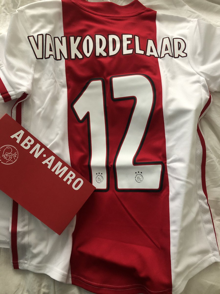 Gaaf! Eerste vrouwenshirt van Ajax! <a href="/AjaxVrouwen/">Ajax Vrouwen</a> trots dat <a href="/abnamro/">ABN AMRO</a> dit support!