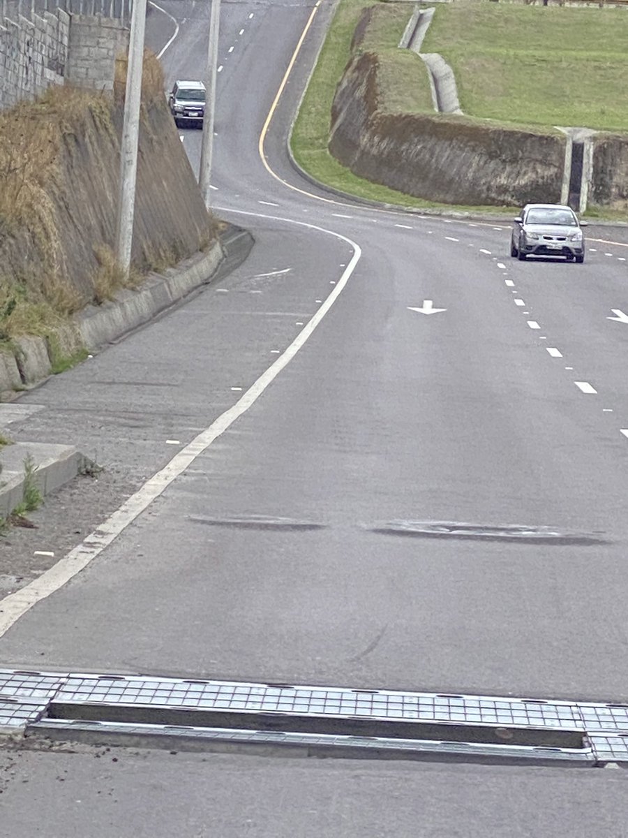 javierhidalgoe's tweet photo. En Puente Chiche, ruta viniendo de puembo, una gran base de metal está desprendida, puede causar accidentes a vehículos 🚗 y ciclistas 🚲. Su atención @MunicipioQuito @LoroHomero https://t.co/AkYX1nGsgE