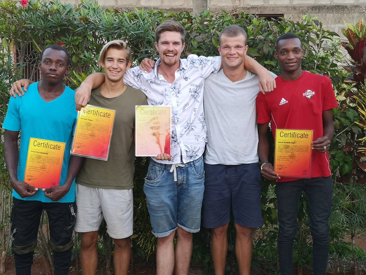 kilakitufresh's tweet photo. 155 students no longer have to sit on the floor thanks to the karma investment of our participants! 🪑🌺
#kilakitufresh #kazi_fresh #education #EducationForAll #desks #chairs #zanzibar #switzerland #charpentry https://t.co/U6pbZCXIVp