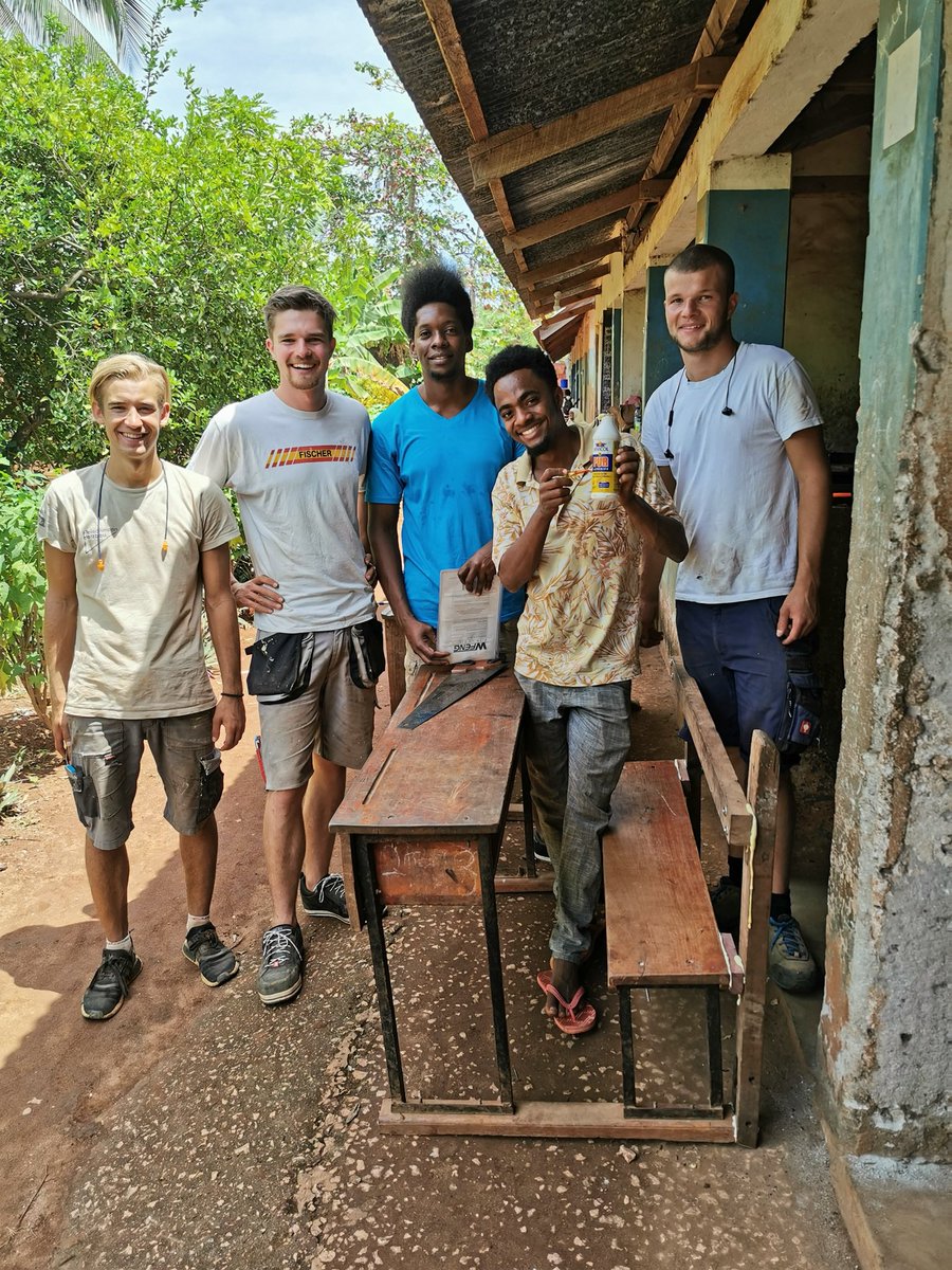 kilakitufresh's tweet photo. 155 students no longer have to sit on the floor thanks to the karma investment of our participants! 🪑🌺
#kilakitufresh #kazi_fresh #education #EducationForAll #desks #chairs #zanzibar #switzerland #charpentry https://t.co/U6pbZCXIVp