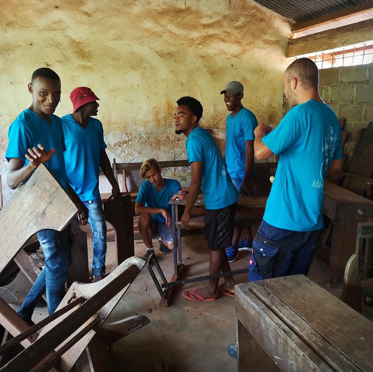 kilakitufresh's tweet photo. 155 students no longer have to sit on the floor thanks to the karma investment of our participants! 🪑🌺
#kilakitufresh #kazi_fresh #education #EducationForAll #desks #chairs #zanzibar #switzerland #charpentry https://t.co/U6pbZCXIVp