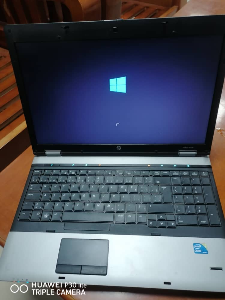 nsf_su's tweet photo. لابتوب hp اخو الجديد خالي من العيوب 
المواصافات 
يعمل بنظام مايكروسوفت corporation 
Windows 8.1 Enterprise 
حجم الشاشة : ١٥.٦  إنش 
كرت الشاشة : إنتل داخلي 1.5g 
هاردسك : 340 
معالج : intel core i5-6200u
الجيل : الأول 
معالج رسومي : AMD Redeon R7 M340 
 الرام 4 gigabytes
السعر ٣٤ https://t.co/FCnj72CFj3