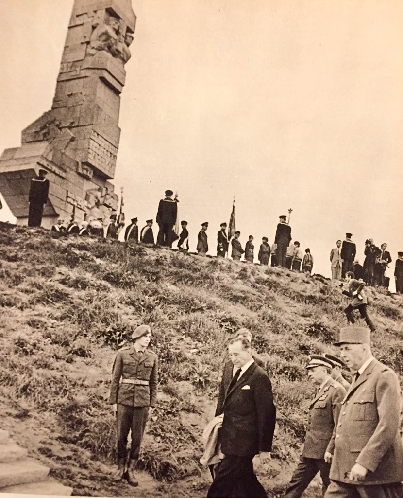 JanuszSibora's tweet image. Pamiętam tę wizytę. Witałem gen de Gaulle’a w Gdyni. Cała nasza klasa dostała chorągiewki i pozdrawialiśmy Generała na ul. Władysława IV. Jechał wolno odkrytą „Czajką”. Zapamiętałem, że był wysoki. Było zimno. Takie były  początki mojej przygody z #diplomaticprotocol.