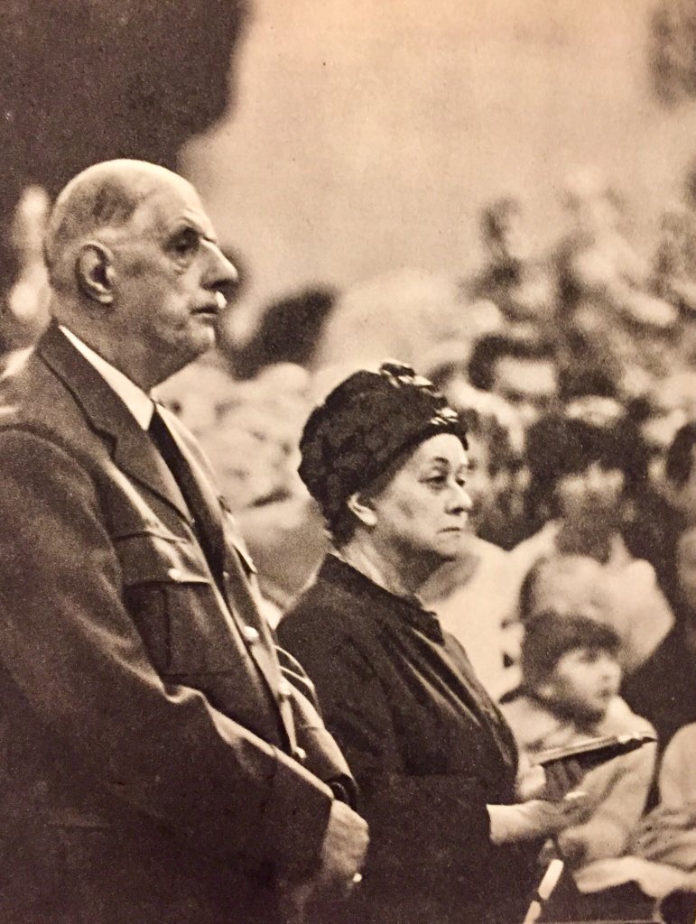 JanuszSibora's tweet image. Pamiętam tę wizytę. Witałem gen de Gaulle’a w Gdyni. Cała nasza klasa dostała chorągiewki i pozdrawialiśmy Generała na ul. Władysława IV. Jechał wolno odkrytą „Czajką”. Zapamiętałem, że był wysoki. Było zimno. Takie były  początki mojej przygody z #diplomaticprotocol.