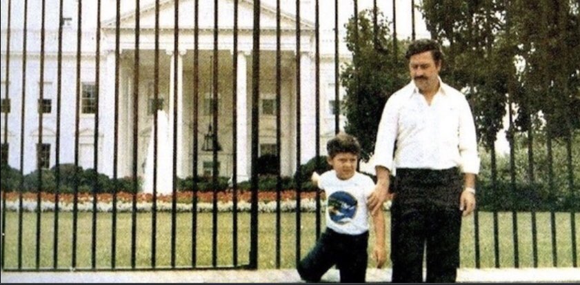 Pablo Escobar  et son fils devant la maison blanche  (1981)