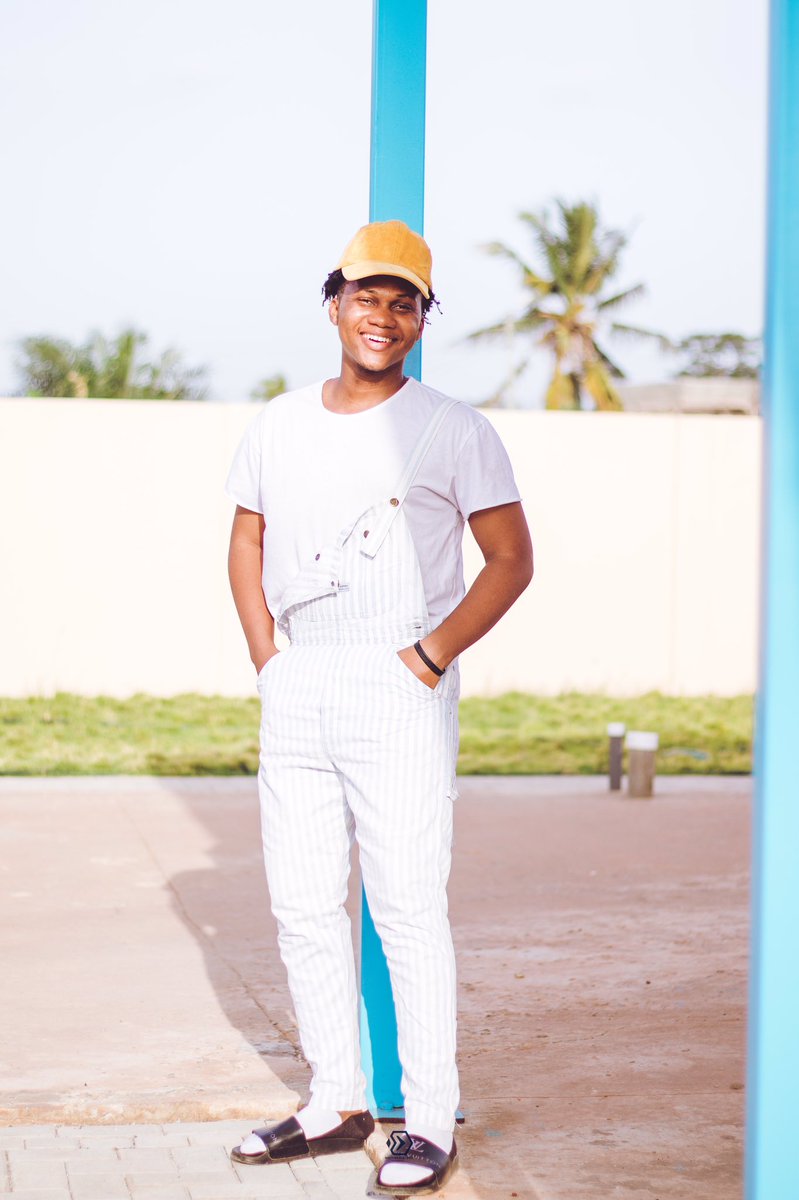 iamQrissHumble's tweet photo. Happy birthday @McRayOnline the CEO of #Diamondflows 😊.
More gracious win champ. 
I love you 😘😘.
No homo😉😉 https://t.co/M8xDPNlkA3