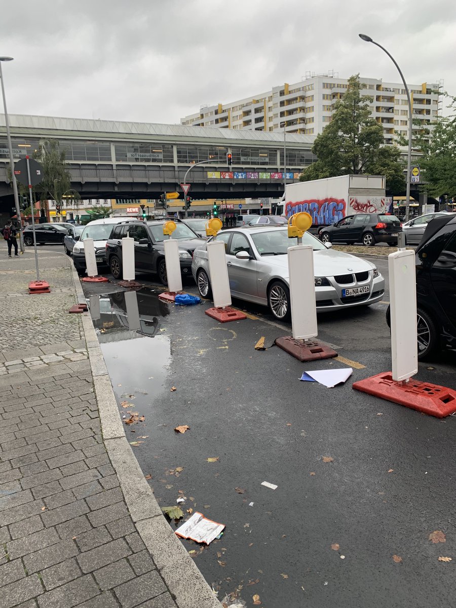pvanilla's tweet photo. Hallo @MonikaHerrmann1 @Felix_Weisbrich gibt es diese  #popupbikelanes "Auffahrt" am #Kotti seit Monaten wirklich nur damit daneben die Dauerparker weiter stehen können? https://t.co/9951xYZOFQ