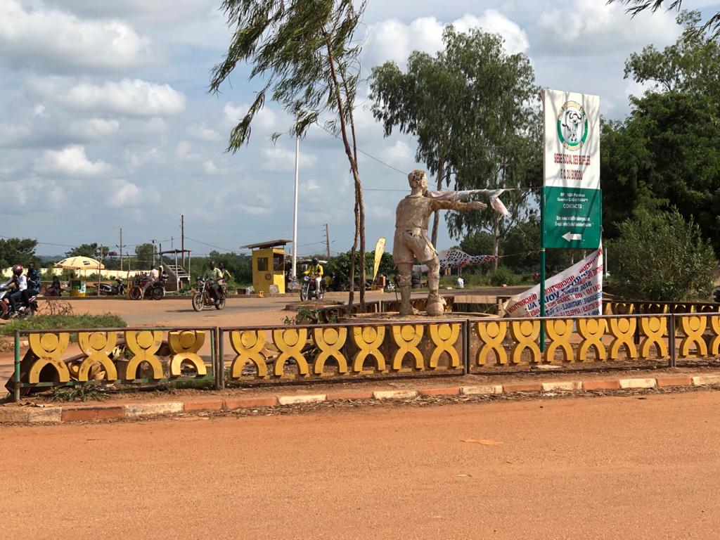ToureAudrey4's tweet photo. J'ai aimé ce week-end à #Parakou. Une ville calme avec assez d'espaces verts et assez de végétations. Les dames au marché sont chics et courtoises. 
Le prix des vivres, très abordables surtout l'igname et le fromage 😭😭
Une ville à conseiller pour vous ressourcer. https://t.co/qKth7OxzyB