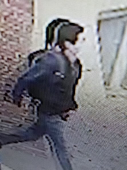 Mediavenir's tweet photo. 🇫🇷 #Agression à la #garedunord : l’agresseur est toujours recherché. Il serait âgé de 35 ans, cheveux bruns, lunettes de vue et porterait un bomber noir avec un jean bleu. Il s’agit de la seule image dont dispose la #police pour l’instant. (proche enquête / Le Point) https://t.co/DsO1BlPu0v