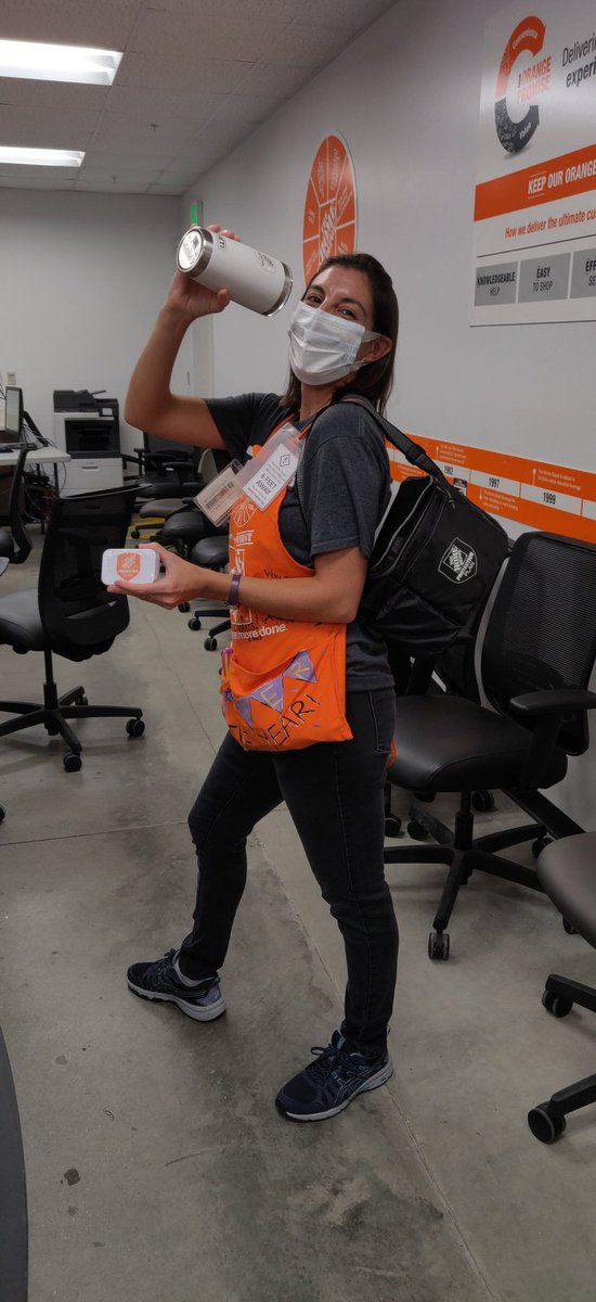 cflcastillo's tweet image. Maxie our cashier of the year promoting our #HDPP!! @mrolon_asurion @DavidRomanHD @nikkipooskie @Chris_J_Mangino