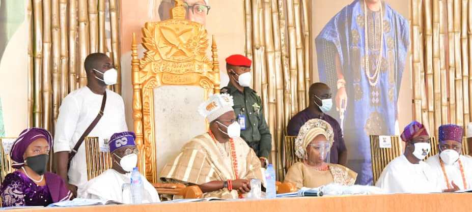 followlasg's tweet photo. SANWO-OLU AFFIRMS ‘ABSOLUTE’ CONFIDENCE IN ONIRU, AS MONARCH UNVEILS DEVELOPMENT BLUEPRINT

•Tinubu To Oba Lawal: ‘You Need Character To Succeed’
•Oniru Holds Coronation Reception, Uncovers Official Royal Insignia
#LASG #ForAGreaterLagos 
Read More.. https://t.co/NccDc1LDKr https://t.co/pe9plaih0U