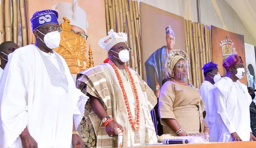 followlasg's tweet photo. SANWO-OLU AFFIRMS ‘ABSOLUTE’ CONFIDENCE IN ONIRU, AS MONARCH UNVEILS DEVELOPMENT BLUEPRINT

•Tinubu To Oba Lawal: ‘You Need Character To Succeed’
•Oniru Holds Coronation Reception, Uncovers Official Royal Insignia
#LASG #ForAGreaterLagos 
Read More.. https://t.co/NccDc1LDKr https://t.co/pe9plaih0U