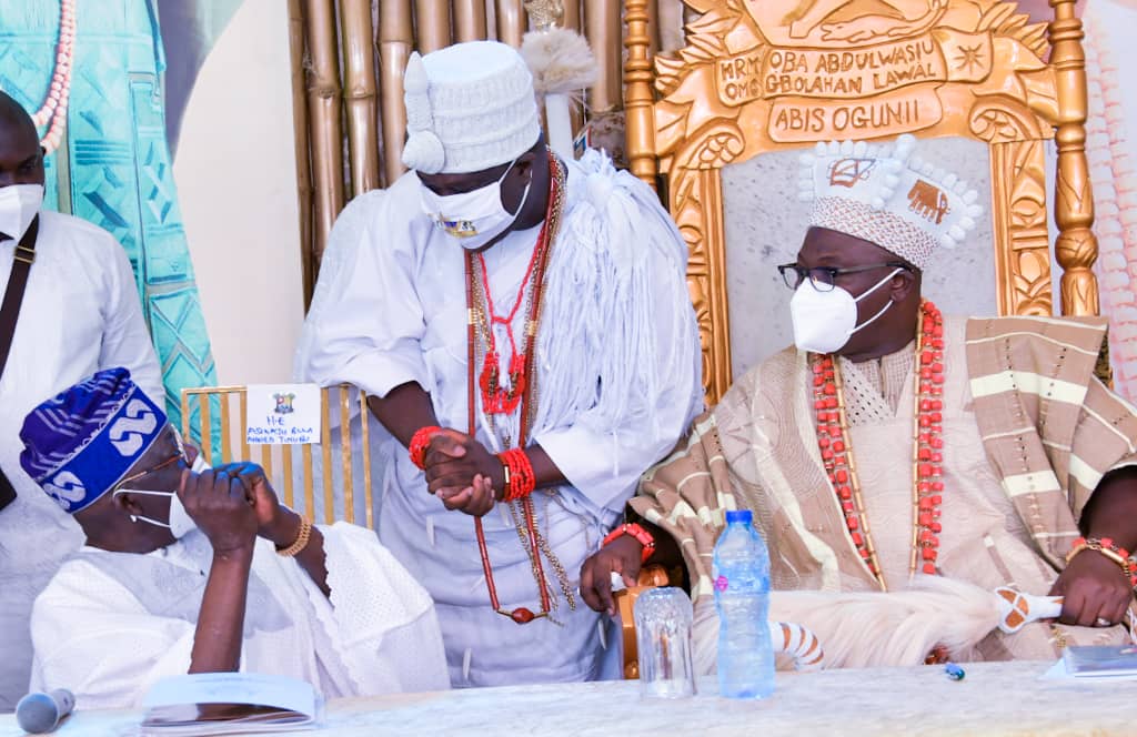 followlasg's tweet photo. SANWO-OLU AFFIRMS ‘ABSOLUTE’ CONFIDENCE IN ONIRU, AS MONARCH UNVEILS DEVELOPMENT BLUEPRINT

•Tinubu To Oba Lawal: ‘You Need Character To Succeed’
•Oniru Holds Coronation Reception, Uncovers Official Royal Insignia
#LASG #ForAGreaterLagos 
Read More.. https://t.co/NccDc1LDKr https://t.co/pe9plaih0U