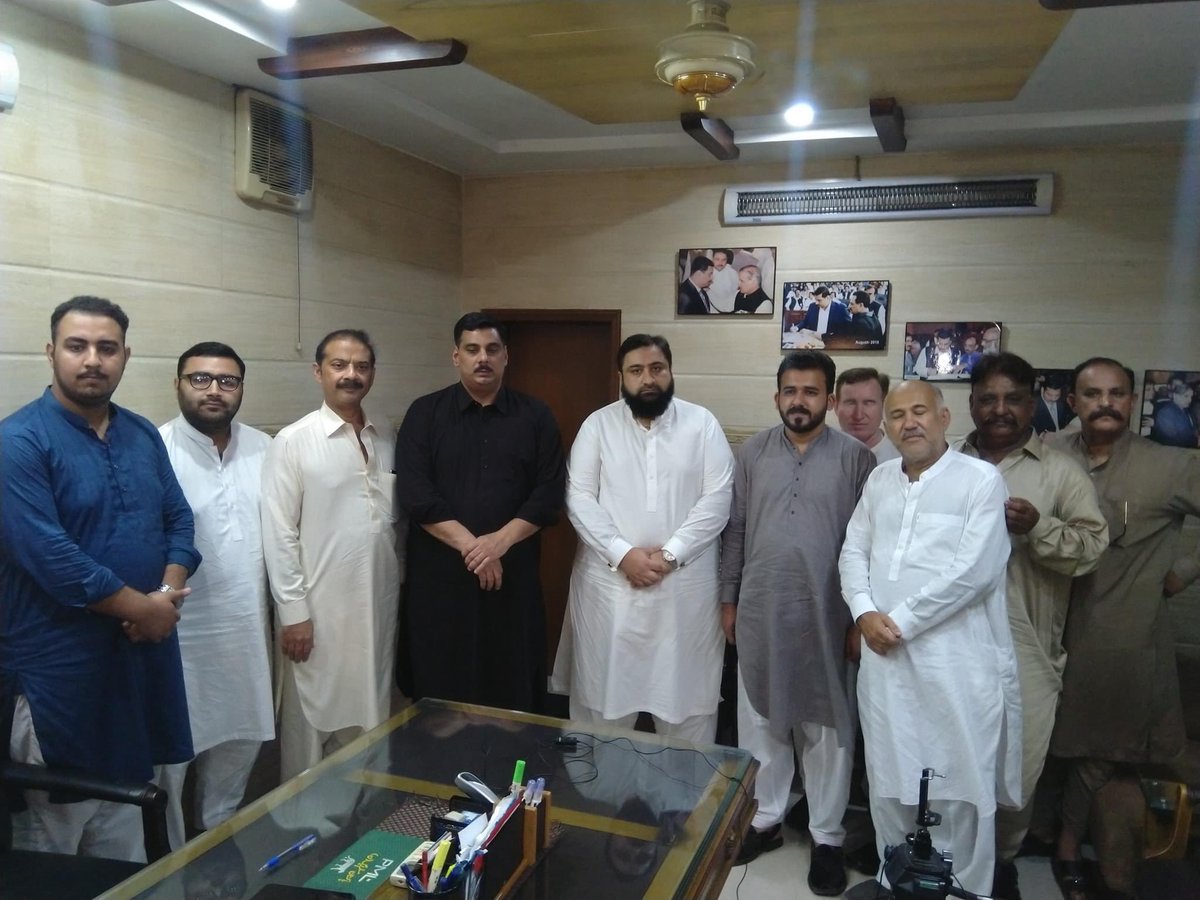 pomi_butt5's tweet photo. فخر پنجاب اسیر جمہوریت حمزہ شہباز شریف کی سالگرہ کا کیک MPAعمران خالد بٹ سینئیرنائب صدر سٹی گوجرانوالہ محمدشعیب بٹ یوسی چئیرمینز ودیگرلیگی کارکنوں کے ہمراہ کاٹا گیا اورحمزہ شہباز کی رہائی اورصحت کیلئے دعا بھی کی گئی @CMShehbaz @zi_suleman @TararAttaullah @shabi76 @kdastgirkhan https://t.co/dDBn8XtDi3