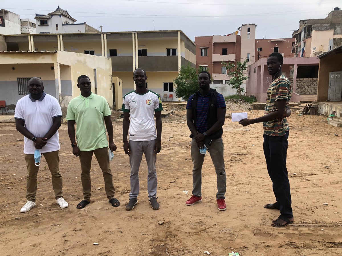 Niintche's tweet photo. FlighSen est passé au chantier de la réfection du lycée de Yoff pour encourager "la team Niintche" et nous a remis un montant de 250000 pour nous accompagner dans la réussite du défi d'un examen sans problème
Il va financer à hauteur de 500.000 frs les travaux de l’école de Podor https://t.co/JYTu9Tk31M