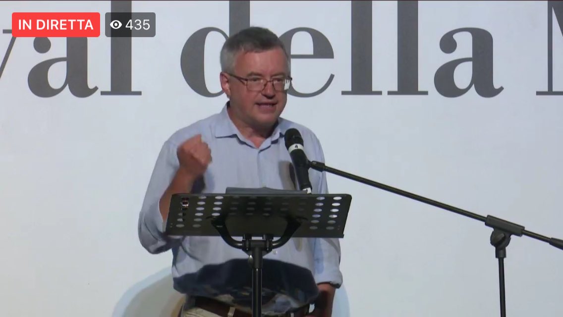 andrea_boscaro's tweet photo. È tornato il Professore. Con il pugnetto alzato. In streaming https://t.co/HujpRRsGkD #barbero #FDM20 https://t.co/H2obvbLGFV