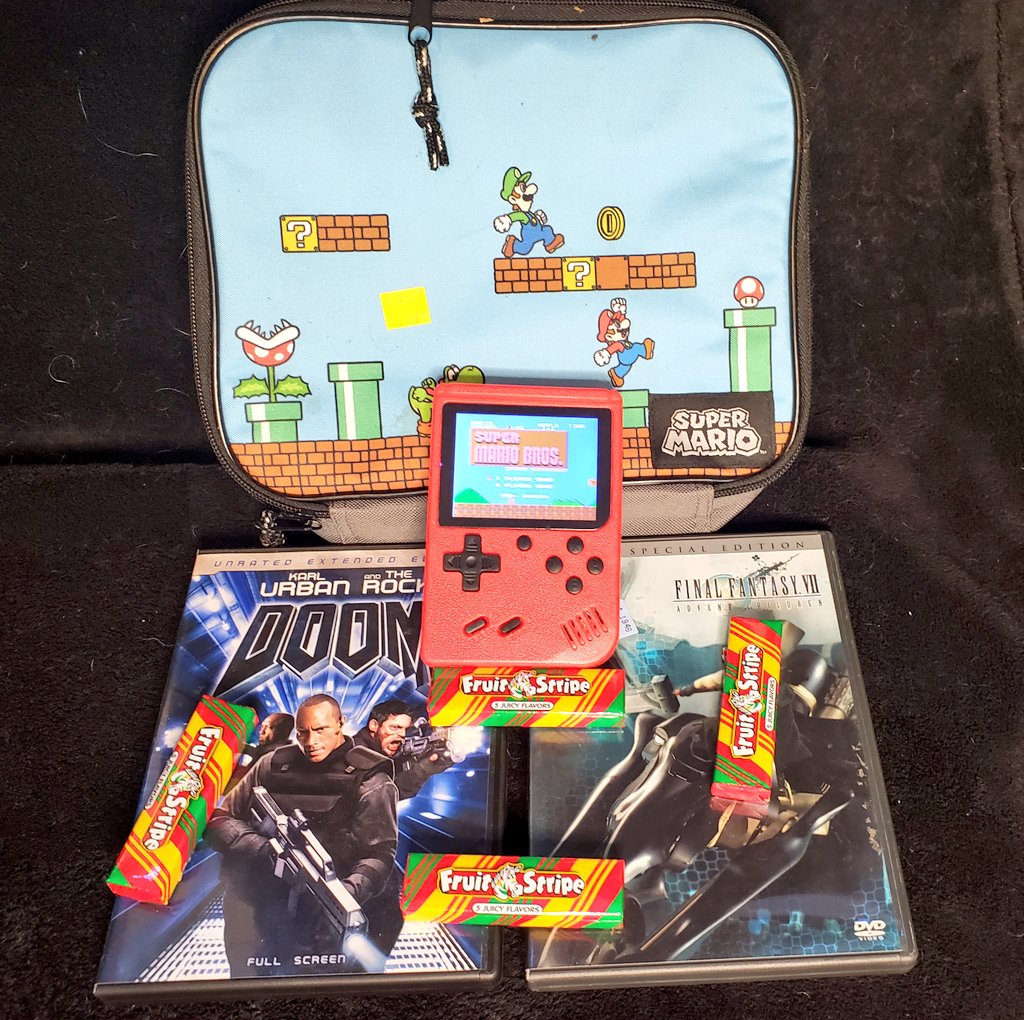 TheRetroRoomRoo's tweet photo. 📢📢📢 GIVEAWAY TIME!📢📢📢

As a way to say thank you to all my cool followers, I'm giving away some retro stuff! 🎮🔥

FOLLOW AND RT TO ENTER🙌
Ends 9/15🤘

1 winner will get: 
🔹️400 NES games in one handheld 
🔹️Mario Lunchbox
🔹️Doom + FF7 movies 
🔹️Zebra gum https://t.co/jzirSy4Gqc