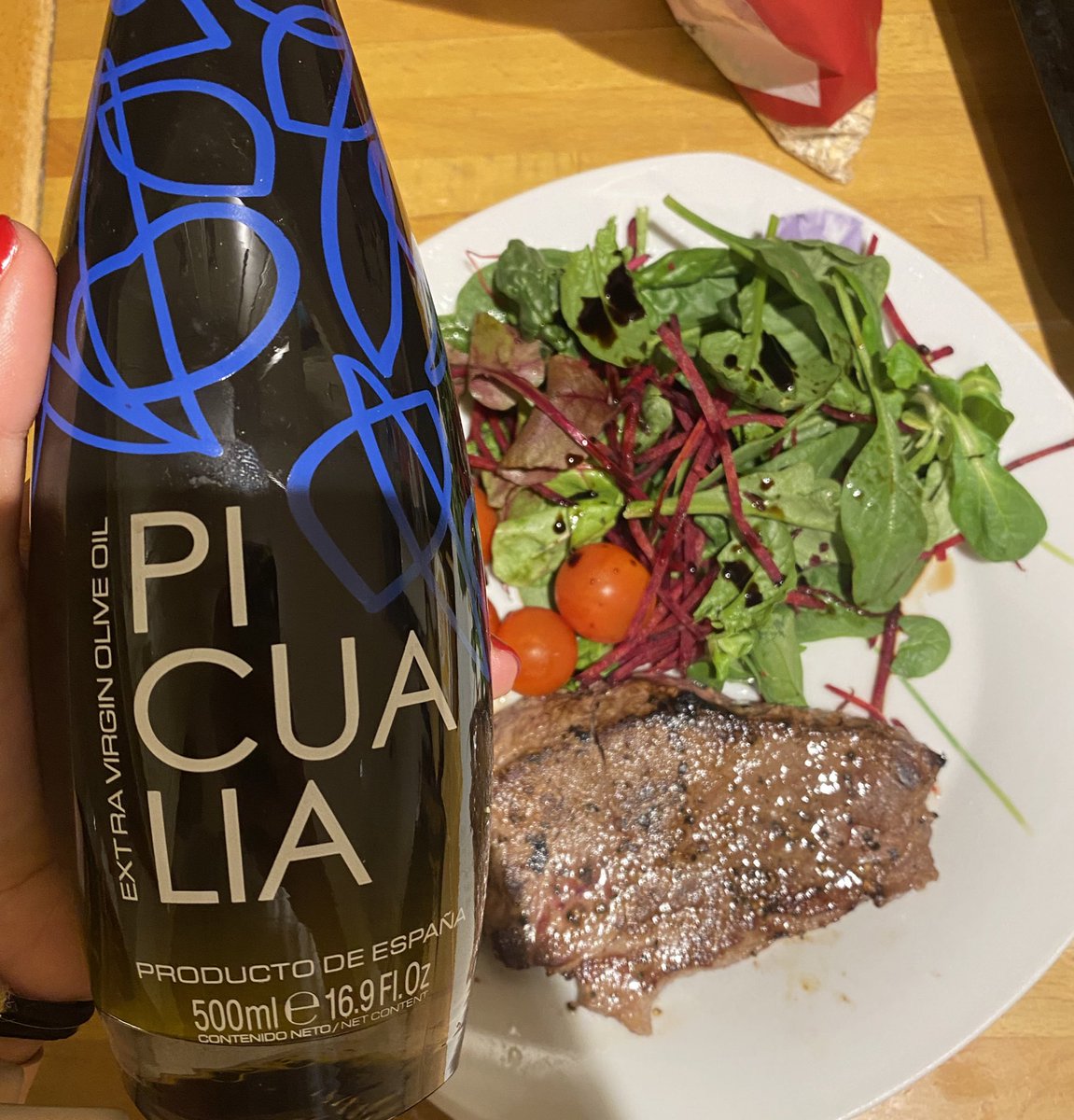 Chels_fitnessuk's tweet photo. Extra virgin olive oil ... wow 😍 perfect for a salad dressing too @PicualiaUK https://t.co/pmg0rulXQa