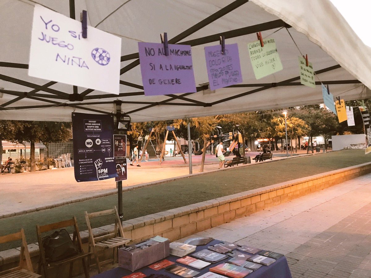 dias_info's tweet photo. Tornem a dinamitzar punts liles després d’estar aturades uns mesos a causa de la crisi sanitària. Aquesta vegada a la festa major de Santa Perpetua de Mogoda 🚺
#puntlilaDIAS #feminisme #capagressiosenseresposta https://t.co/rC7EfbC3zV